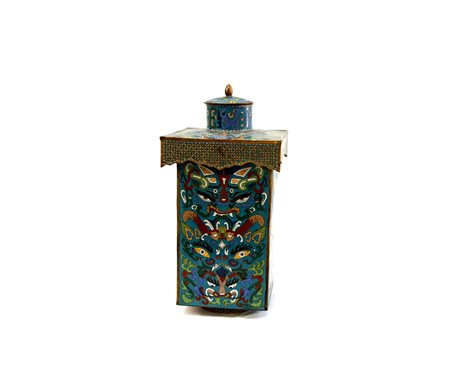 Vaso a forma di pagoda in metallo cloisonne decorata con maschere taotie su...