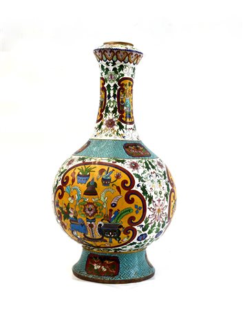 Vaso a bottiglia in metallo cloisonnÈ con decorazione floreale Cina, sec. XX...