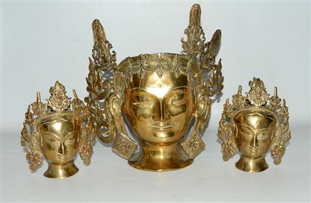 Tre teste di Bodhisattva in metallo dorato. Nepal, sec. XX (h max 31 cm)...