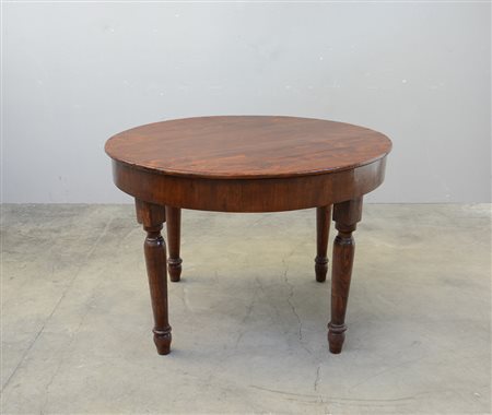 Tavolo tondo a quattro gambe in legno tornito, fine sec. XIX (d cm 110x80)