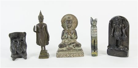 Lotto di 5 idoli orientali in bronzo. H. max cm. 19.