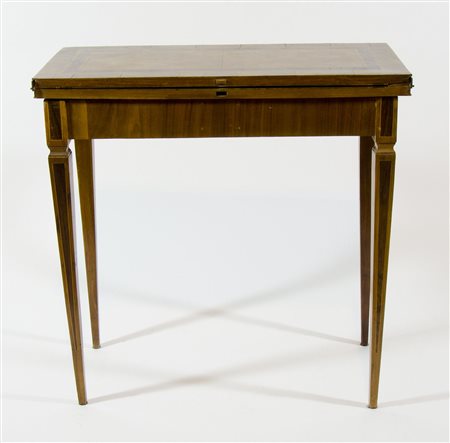 Tavolo da gioco apribile con piano intarsiato in legni chiari. XIX secolo.