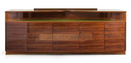 UNA CREDENZA, circa 1960. Legno di palissandro, legno impiallacciato in...