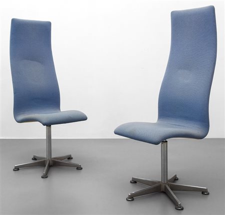 ARNIE JACOBSEN Due "Oxford chairs" girevoli per FRITZ HANSEN, design 1960,...