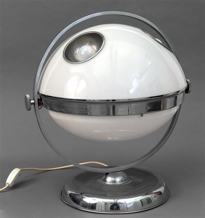 UNA LAMPADA DA TAVOLO, circa 1970. Metallo cromato, perspex. Altezza cm 50,...