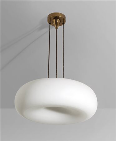 FONTANA ARTEUna lampada a sospensione "2356", 1964. Ottone, vetro opalino...