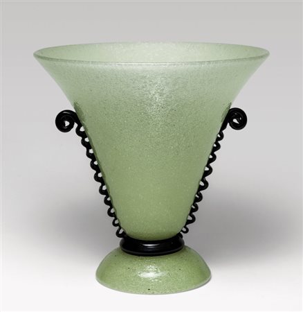 MURANO, circa 1930. Un vaso in vetro pulegoso con applicazioni di vetro nero....