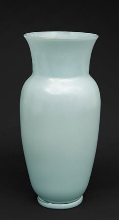 TOMMASO BUZZI, VENINI Un vaso in vetro azzurrino iridato, 1932,...