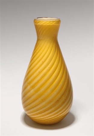 GIULIO RADI, A.VE.M.Un vaso a canne ritorte e oro, 1940. Altezza 26 cm.