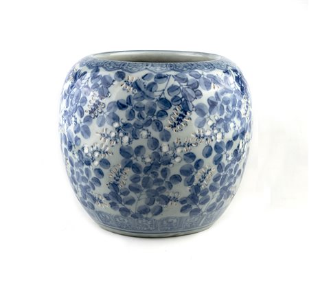 Vaso a boccia con decori floreali blu su base bianca. Diametro 26,5x30 cm