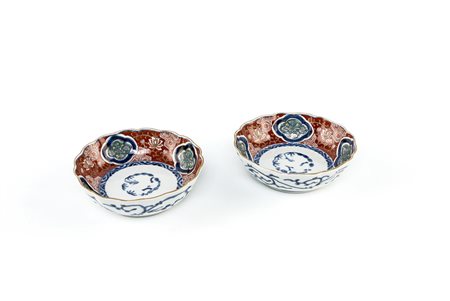 Due ciotole in ceramica Imari con bordo ondulato, cm 15 Periodo Edo (1614 -...