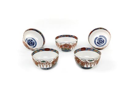 Servizio di cinque tazze in ceramica Imari, cm 12. Fine Periodo Edo (1614 -...