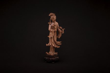 Scultura di Guanyin in goldstone altezza cm 15,5