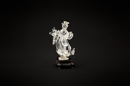 Scultura di Guanyin in cristallo con base in legno, Cina XX secolo, altezza...