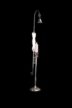 Candelabro in argento con incisioni sulla base. Dinastia Qing. Cm 84x12