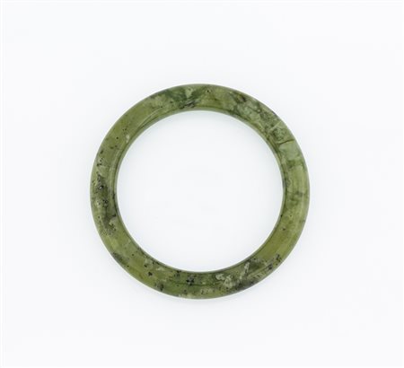 Un bracciale in nefrite verde g 43