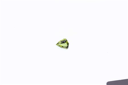 Peridoto birmano naturale (Olivina) ct. 8,68 di forma triangolare con lati...