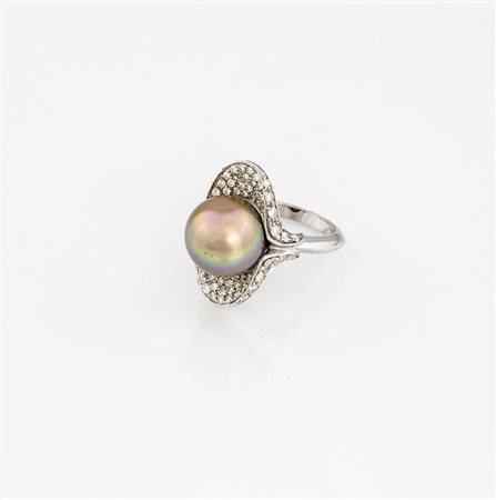 Anello in oro bianco 18kt, con brillanti 32/32 e perla tahiti mm 13,10 di...