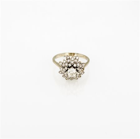 Anello in oro bianco con brillante centrale ct 0,50 e brillantini huit-huit