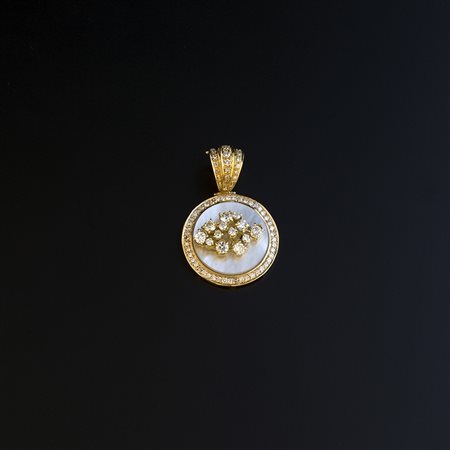 Pendente in oro giallo con madreperla e brillanti 8/8 - 32/32 ct 3,00 ca.