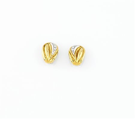 Orecchini a petalo in oro giallo con brillanti ct 0,12 a clip g 10,90