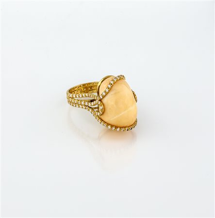 Anello con perla conch ct 26,31 montata in oro 18 kt con brillanti 0,70, g...