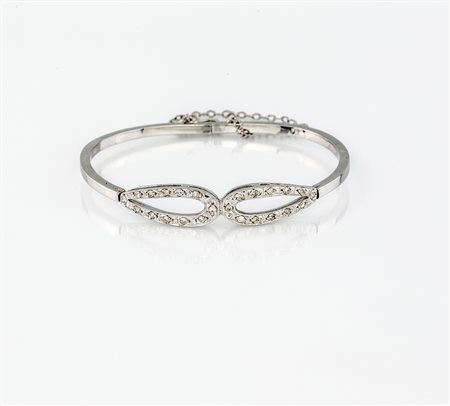 Bracciale in oro bianco canna vuota con brillanti huit-huit, g 10,40.