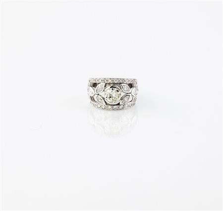 Anello in oro bianco con brillante ct 1,00, 6 diamanti marquise ct 0,70 e...