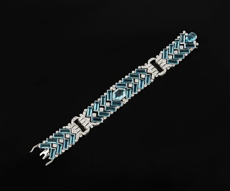 Bracciale in oro bianco con brillanti e pietre azzurre sintetiche, g 45,05.