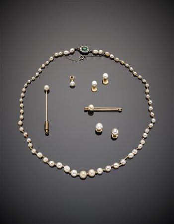 Lotto di perle bianche coltivate composto da: collana, spilla, spillone,...