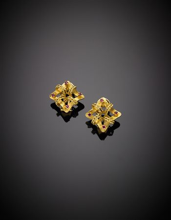 Orecchini quadrati in oro giallo, con intreccio di funi e otto rubini, g.8,80...