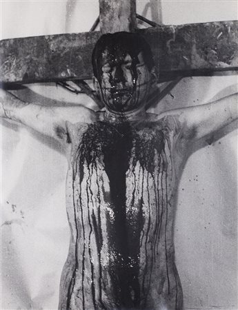 HERMANN NITSCH (1938) Senza Titolo Fotografia in bianco e nero cm 65x50 Firma...