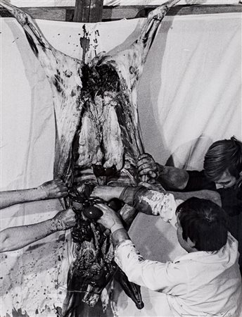 HERMANN NITSCH (1938) Senza Titolo Fotografia in bianco e nero cm 65x50 Firma...