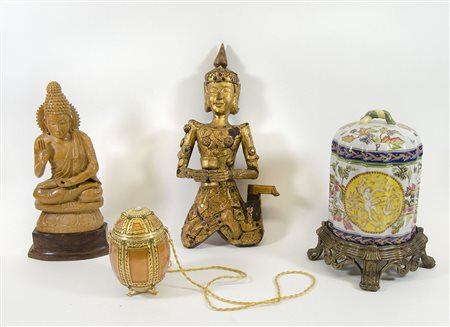 Lotto di 4 oggetti orientali in materiali diversi tra cui contenitore e...