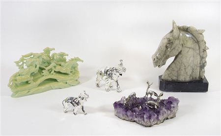 Lotto di 5 sculture in materiali diversi raffiguranti animaletti.