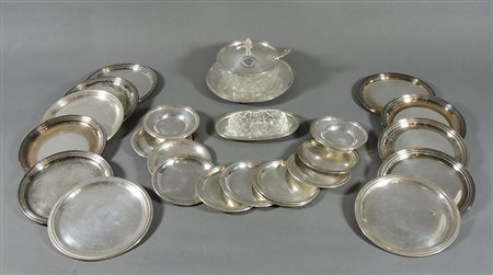 Lotto di vari oggeti in argento tra cui sottobichieri e formaggera. gr. 1700.