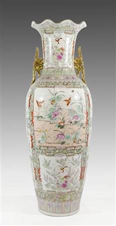 Grande vaso in porcellana policroma decorato a motivi orientali con manici...