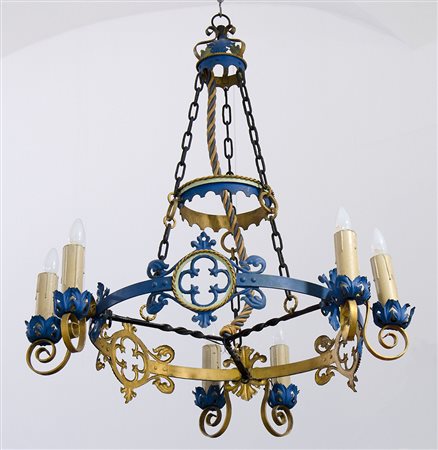 Grande lampadario in ferro battuto dipinto e dorato a sezione rotonda, a 6 luci.
