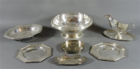 Lotto di vari oggetti in argento. gr. 2200.