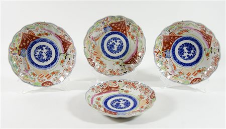 Lotto di 4 piatti decorati a motivi orientali.