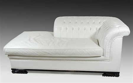 STyleArte: chaise-longue in pelle bianca con bordo inferiore in legno nero....
