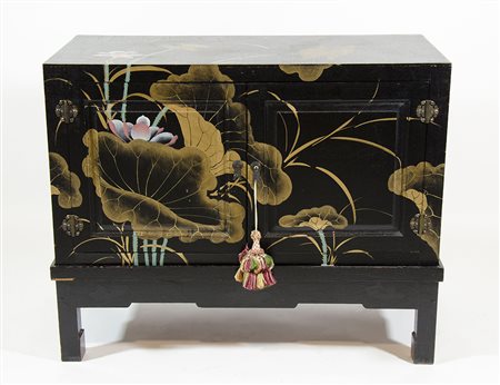 Credenza a 2 ante in legno nero con dipinti fiori orientali. cm. 74x91x43.