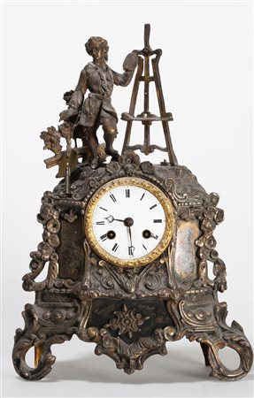 MANIFATTURA FRANCESE DEL XIX SECOLO Orologio in bronzo brunito con figura di...