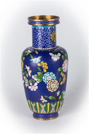 Arte Cinese Vaso cloisonné decorato con motivi floreali su fondo blu Cina,...