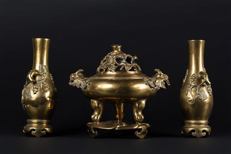 Arte Cinese Set composto da incesiere con base e due bottiglie in bronzo...