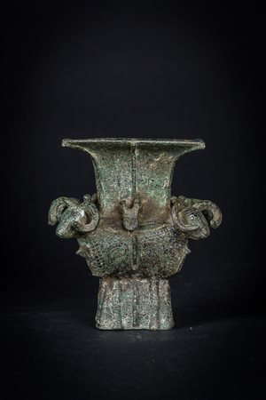 Arte Cinese Recipiente in bronzo arcaico (fangzun) Cina, dinastia Shang,...