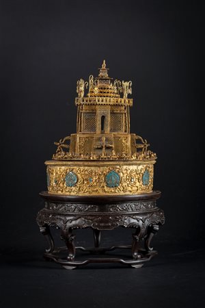 Arte Cinese Mandala in forma di tempio in filigrana d'argento dorato con base...