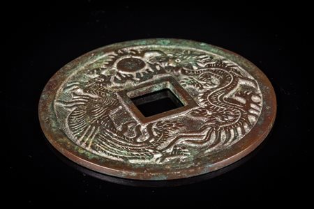 Arte Cinese Moneta cinese in bronzo decorata con ideogrammi e draghi...