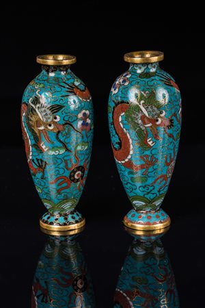Arte Cinese Coppia di vasetti in bronzo cloisonné Cina, XX secolo . -. Cm...