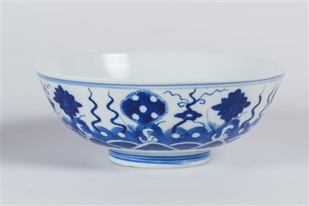 Arte Cinese Tazza bianco blu in porcellana dipinta con onde e fiori. Marchio...